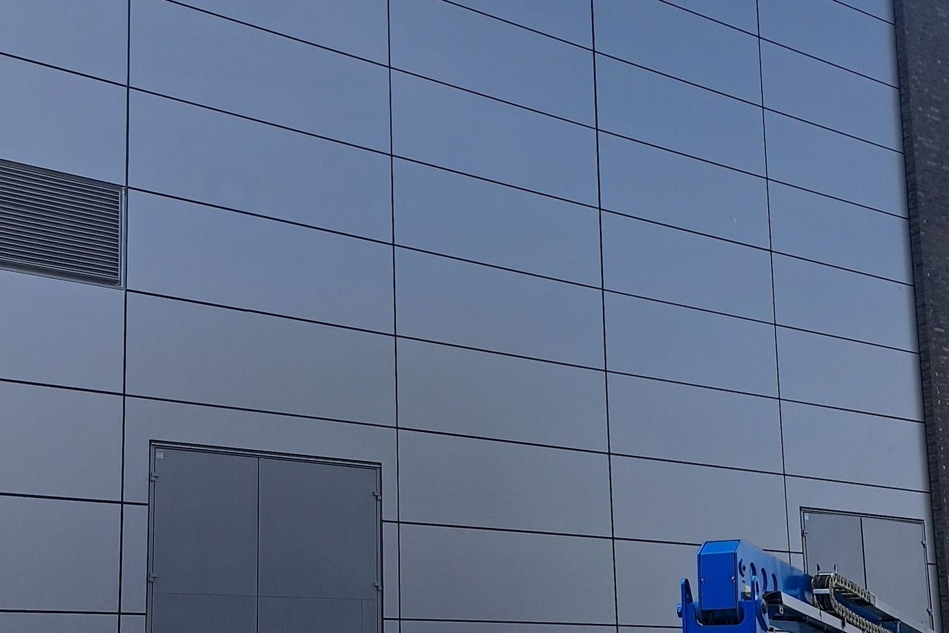 Moderne glasfacade under professionel montage